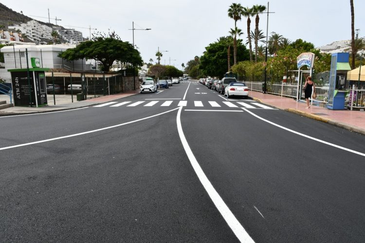 Interceptado por la Policía Local de Mogán conduciendo sin carnet, bajo los efectos de las drogas y con un cuchillo de 40 centímetros