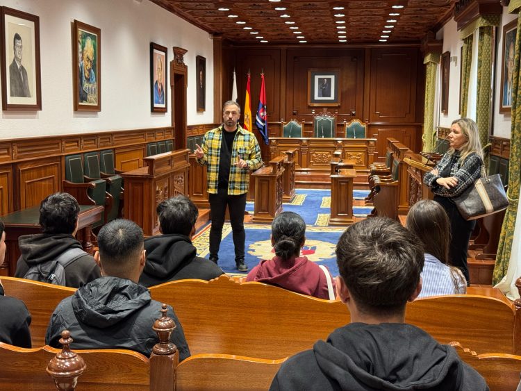 El alcalde abre las puertas de las Casas Consistoriales a alumnos del CIFP Villa de Agüimes
