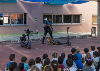 La Policía Local de Mogán muestra su labor y la Unidad Canina al alumnado de Infantil del CEO Motor Grande