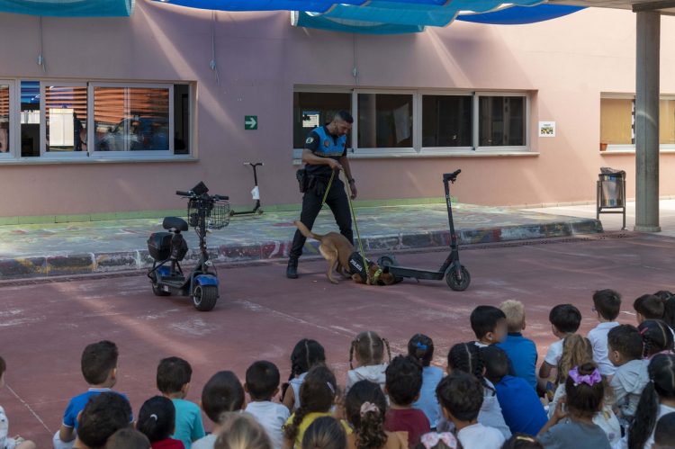 La Policía Local de Mogán muestra su labor y la Unidad Canina al alumnado de Infantil del CEO Motor Grande