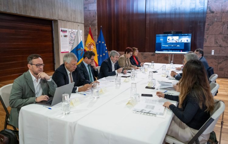 Clavijo espera que, en una semana, se disponga de un modelo para que los menores demandantes de asilo sean acogidos por el Estado