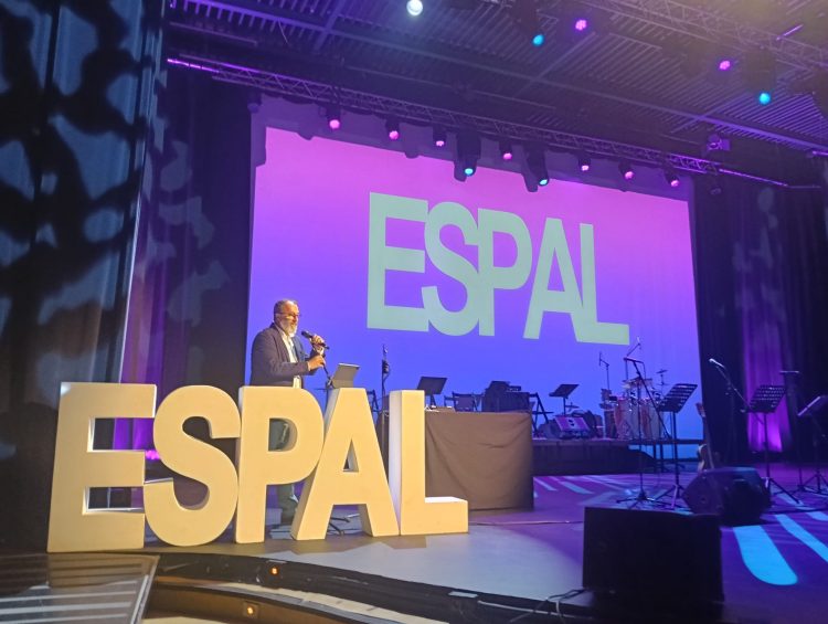 Una exposición de fotografías, los versos de Yeray Rodríguez y la Generación 21 abren el Espal