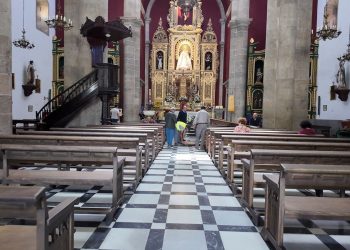 El Ayuntamiento de Agüimes colabora con la iglesia de San Sebastián en la renovación de todos sus bancos