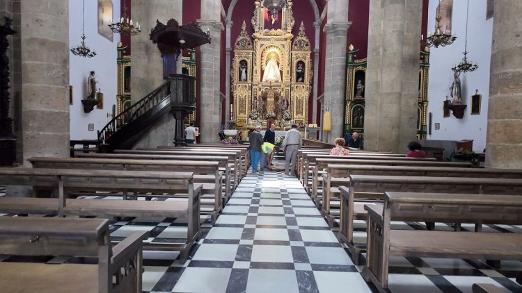 El Ayuntamiento de Agüimes colabora con la iglesia de San Sebastián en la renovación de todos sus bancos