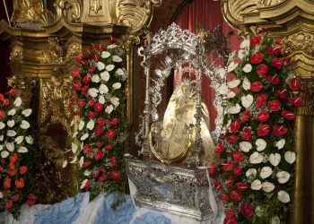 La imagen de la Virgen del Pino desciende este martes desde su camarín para la 52ª Bajada