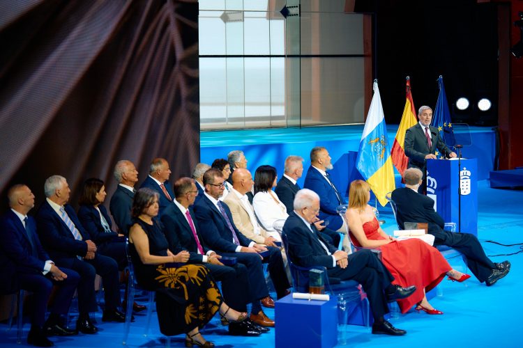 Clavijo llama a “toda Canarias” a unirse en defensa de su derecho a “construir el país que puede y quiere ser”