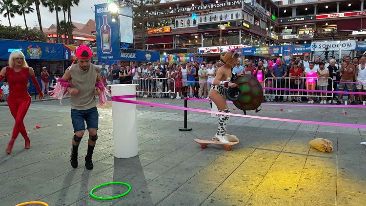 La divertida Carrera de Tacones congregó a más de 500 personas en la Plaza del Yumbo