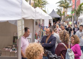 José Luís Correa, Santiago Díaz, Acoidán Méndez, Laura Díaz y Nuria Varela convocan a sus lectores en la Feria del Libro de Vecindario
