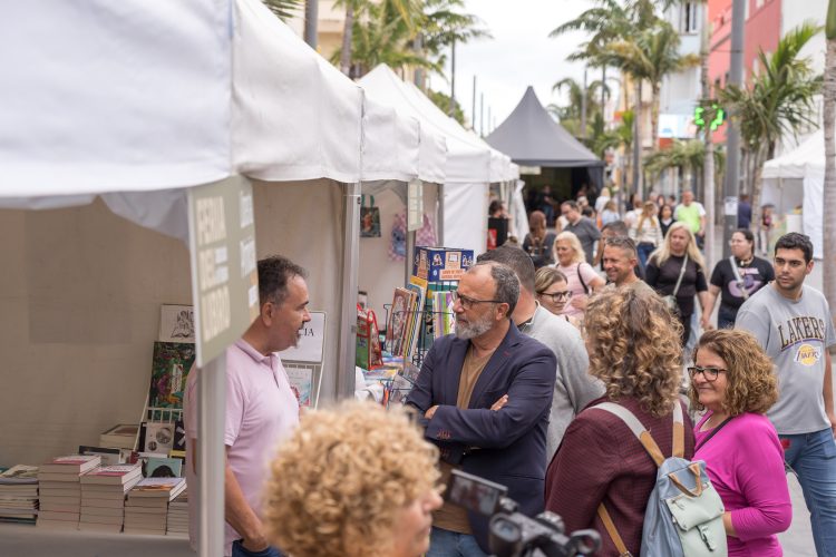 José Luís Correa, Santiago Díaz, Acoidán Méndez, Laura Díaz y Nuria Varela convocan a sus lectores en la Feria del Libro de Vecindario