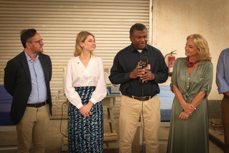 Canarias cede a Gambia material sanitario para mejorar la atención de 14 centros hospitalarios del país africano