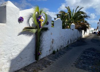 Telde presume de recuperar la tradición del enramado de cruces en el emblemático barrio de San Francisco