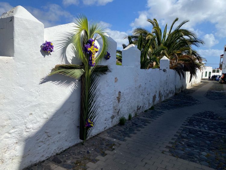 Telde presume de recuperar la tradición del enramado de cruces en el emblemático barrio de San Francisco