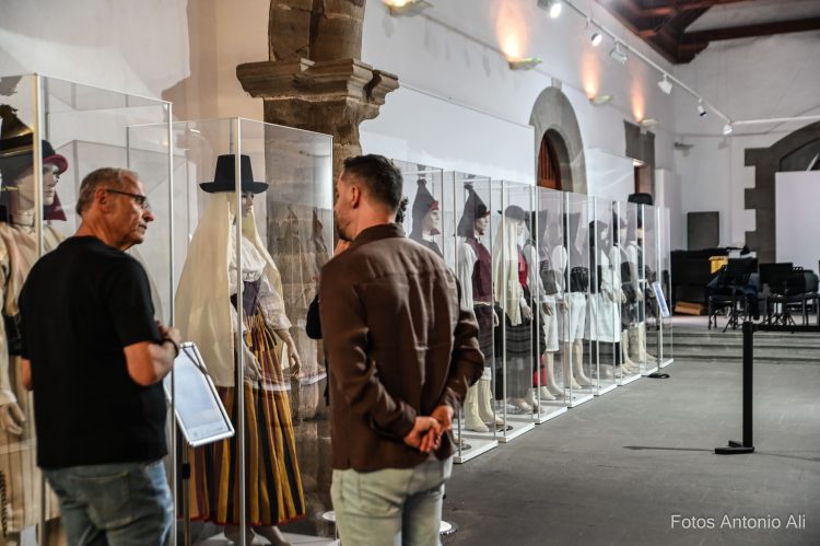 La Iglesia Hospitalaria San Pedro Mártir acoge la exposición ‘Las vestimentas tradicionales de Gran Canaria durante los siglos XVIII y XIX’