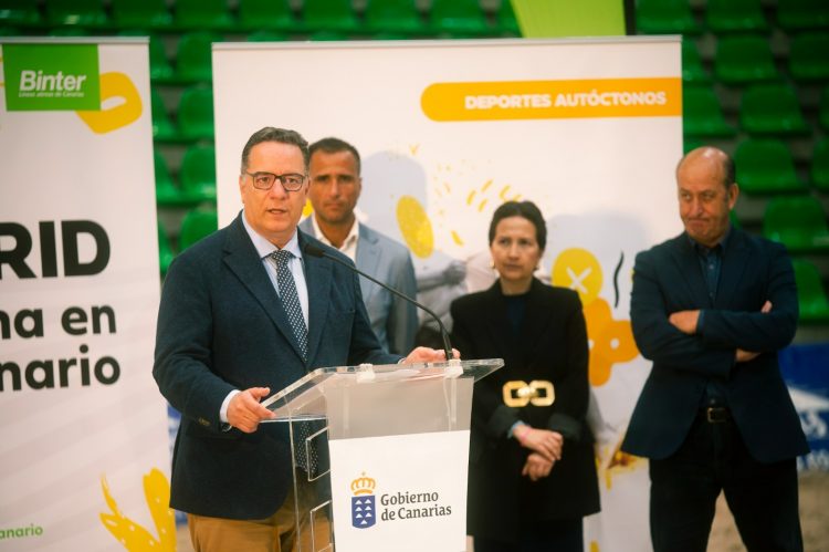 La primera Gran Luchada oficial fuera de las islas se celebra este sábado en la plaza de Callao, en Madrid, dentro del Mes de Canarias