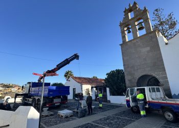 Servicios Municipales y Patrimonio Cultural mejoran las plazas de San Francisco y Los Romeros con nuevo mobiliario urbano y labores de adecentamiento