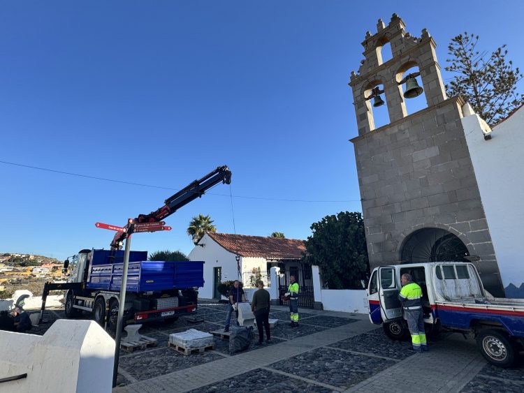 Servicios Municipales y Patrimonio Cultural mejoran las plazas de San Francisco y Los Romeros con nuevo mobiliario urbano y labores de adecentamiento