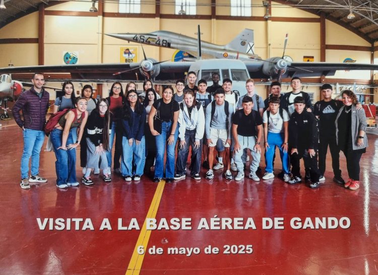 Alumnado de Mogán visita la Base Aérea de Gando
