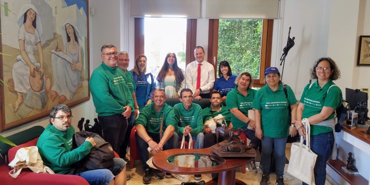 Un grupo de 15 alumnos de la Asociación Envera visita el Archivo municipal