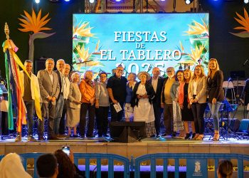 La Comisión de vecinos que recaudaron fondos para la construcción de la Iglesia de El Tablero recibe la Vara del Romero