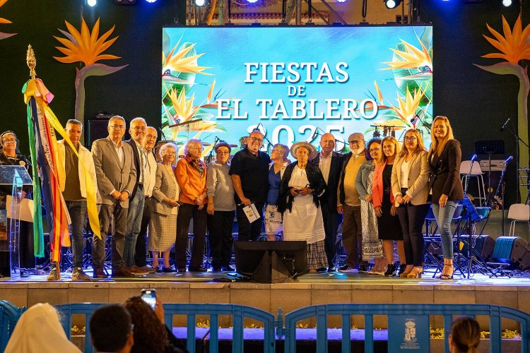 La Comisión de vecinos que recaudaron fondos para la construcción de la Iglesia de El Tablero recibe la Vara del Romero