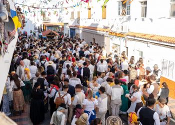 Más de 5.000 personas agasajan a la Santísima Trinidad