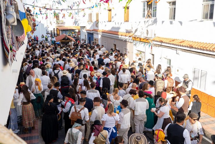 Más de 5.000 personas agasajan a la Santísima Trinidad