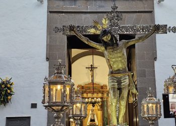 El Santo Cristo de Telde llega a la iglesia de San Gregorio donde esperará hasta mañana a la Virgen del Pino