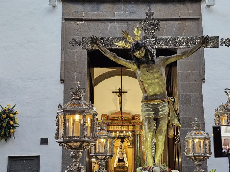 El Santo Cristo de Telde llega a la iglesia de San Gregorio donde esperará hasta mañana a la Virgen del Pino