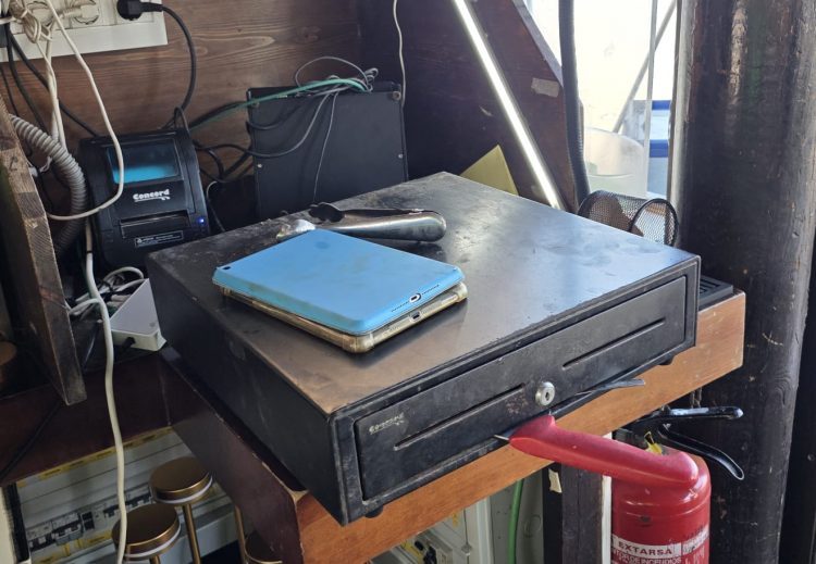 La Policía Local de Mogán detiene a un hombre por robar en un restaurante y agredir a varios trabajadores