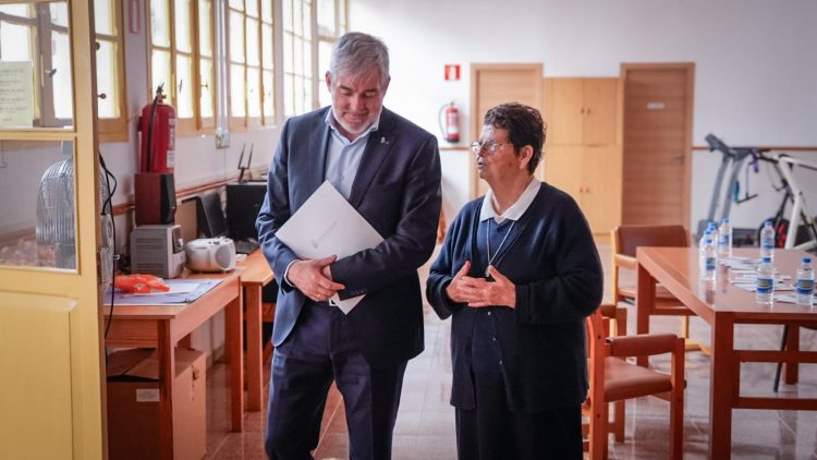 Fernando Clavijo conoce de primera mano la labor de la Casa Hogar San Lorenza para personas sin hogar