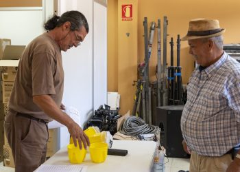 119 agricultores de Mogán se benefician de la octava campaña contra la mosca de la fruta