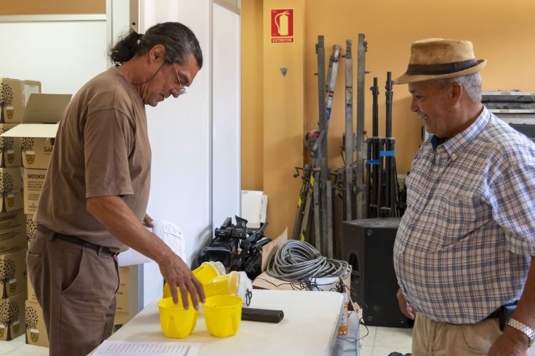 119 agricultores de Mogán se benefician de la octava campaña contra la mosca de la fruta