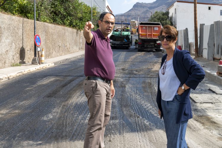 Mogán asfalta varias calles de El Horno
