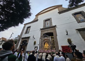 La Virgen del Pino se encuentra con el Santo Cristo de Telde tras recorrer las calles de San Gregorio