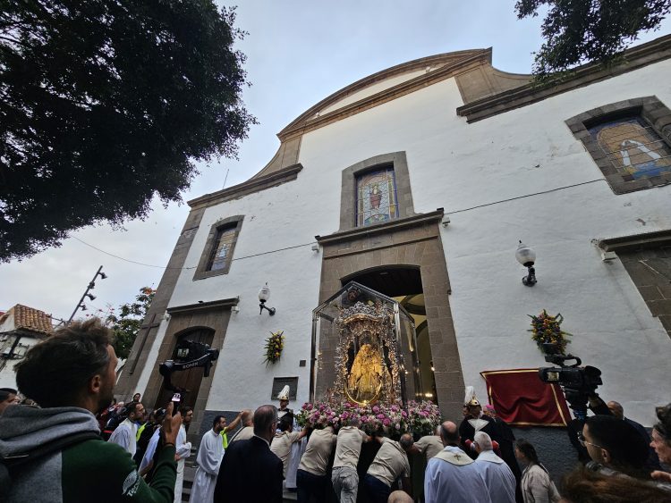 La Virgen del Pino se encuentra con el Santo Cristo de Telde tras recorrer las calles de San Gregorio