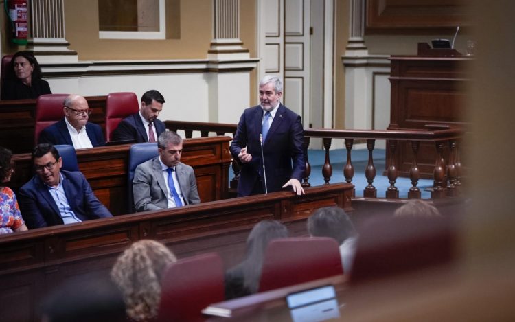 Clavijo espera unanimidad del Parlamento para instar al Estado a permitir el uso del superávit en vivienda