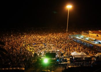La concejalía de Festejos y Eventos celebra la Noche de San Juan con música, batucada y fuegos artificiales en Playa del Inglés