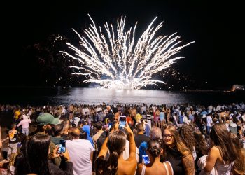 Sardina vivió una mágica Noche de San Juan Marinero con música y fuegos artificiales