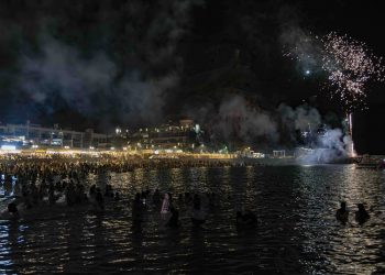 La Noche de San Juan ilumina Playa de Mogán con fuego, emoción y magia