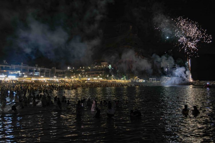 La Noche de San Juan ilumina Playa de Mogán con fuego, emoción y magia