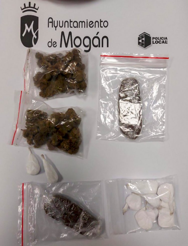La Policía Local de Mogán detiene simultáneamente a dos vendedores de droga en Puerto Rico y Taurito