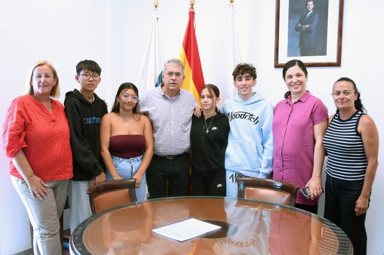 Jóvenes del IES Támara idean reservas urbanas para las abejas polinizadoras