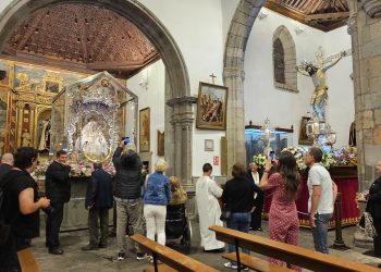 El Santo Cristo y la Virgen del Pino reciben a miles de feligreses hasta la medianoche del jueves en la basílica de San Juan 
