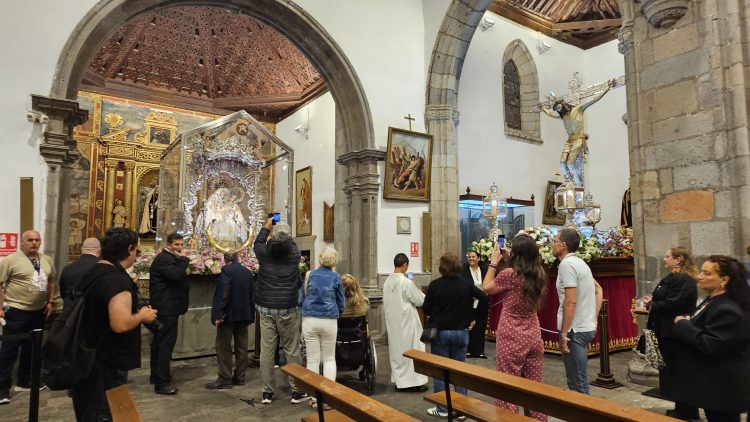 El Santo Cristo y la Virgen del Pino reciben a miles de feligreses hasta la medianoche del jueves en la basílica de San Juan
