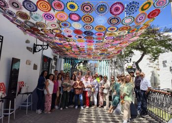 Las tejedoras de Telde llenan de color el cielo de San Juan