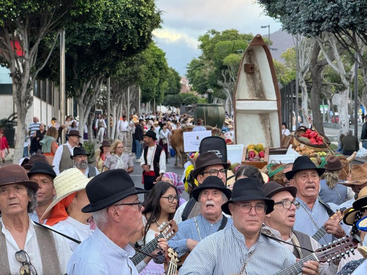 Telde ofrenda con dos toneladas de solidaridad en la Romería de San Juan Bautista