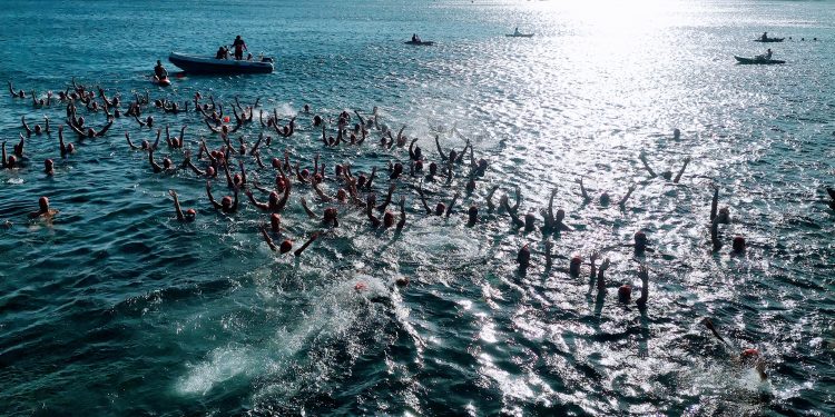 Los aficionados a la natación se dan el ‘Primer Margullo’ del verano en Arinaga