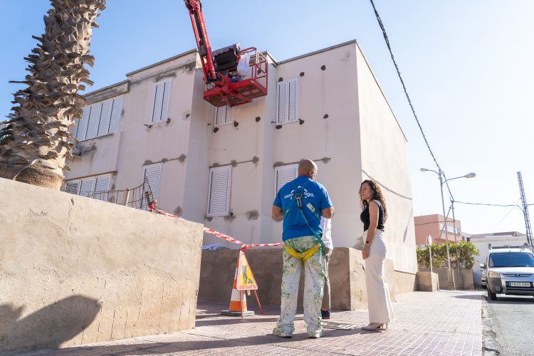 La Concejalía de Vivienda supervisa el avance de las obras de rehabilitación de las 106 viviendas del Castillo del Romeral