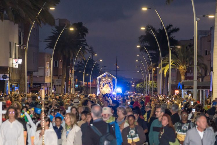 Miles de personas reciben de madrugada  a la Virgen del Pino en Vecindario