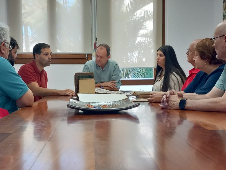 Las bibliotecas de Agüimes reciben la valiosa colección bibliográfica del profesor Juan Méndez Castro